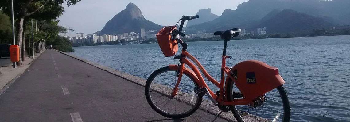 Foto da bike rio com o Corcovado ao longe